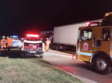 Dos camioneros heridos al chocar en autopista