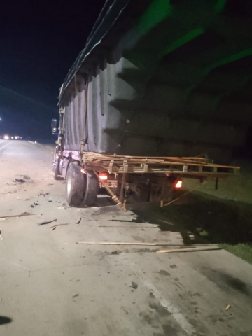 Accidente entre auto y camión sobre autopista a la altura del puente con ruta 178