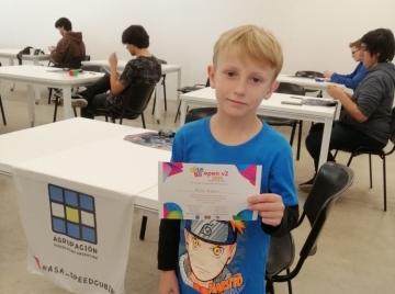 Un niño marcosjuarense participó en un torneo de speedcubing completando un cubo en 11 segundos