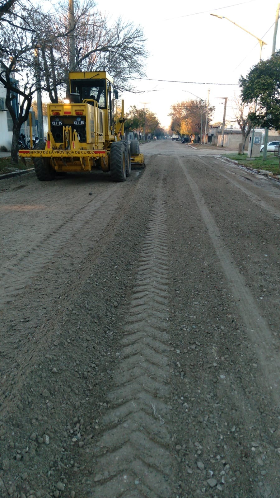 Reparación de calles con aporte de ripio en el sector sureste de la ciudad, tomando juntas por calle Pedro Lino Funes y limpieza de cordones en barrio Villa Argentina