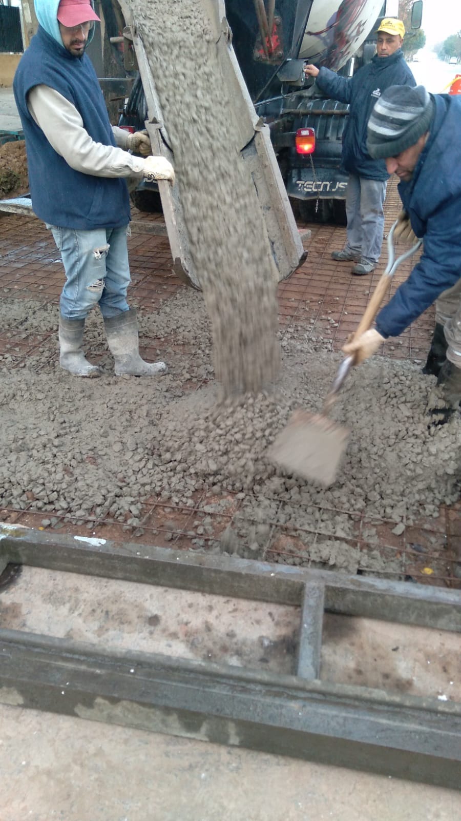 Hoy comenzaron a hormigonar el bache de Av. Santa Fe y Santiago del Estero 