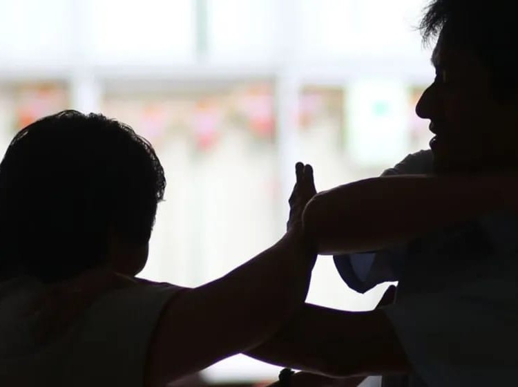 Hechos de violencia familiar: golpes, amenazas con armas, y personal policial agredido a golpes de puño