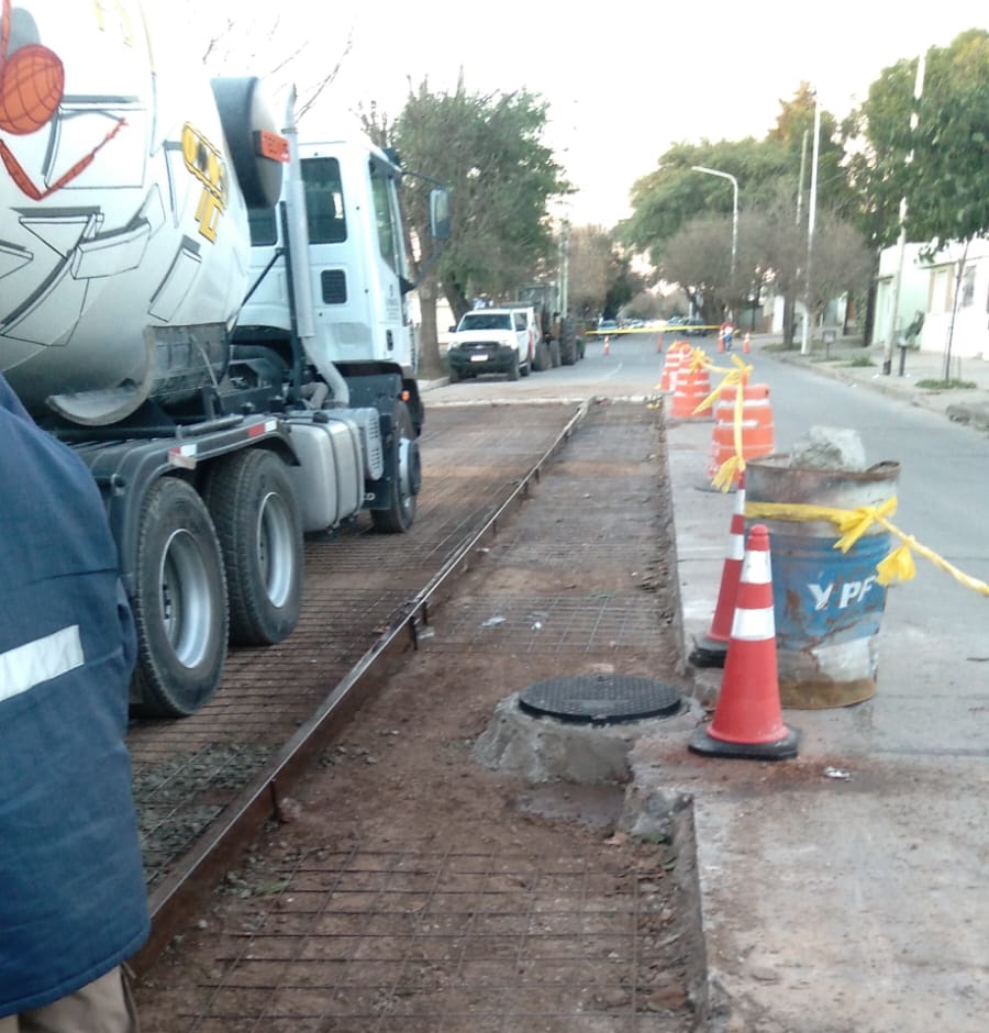 Servicios Urbanísticos está hormigonando el bache de Santiago del Estero entre Avellaneda y Santa Fe