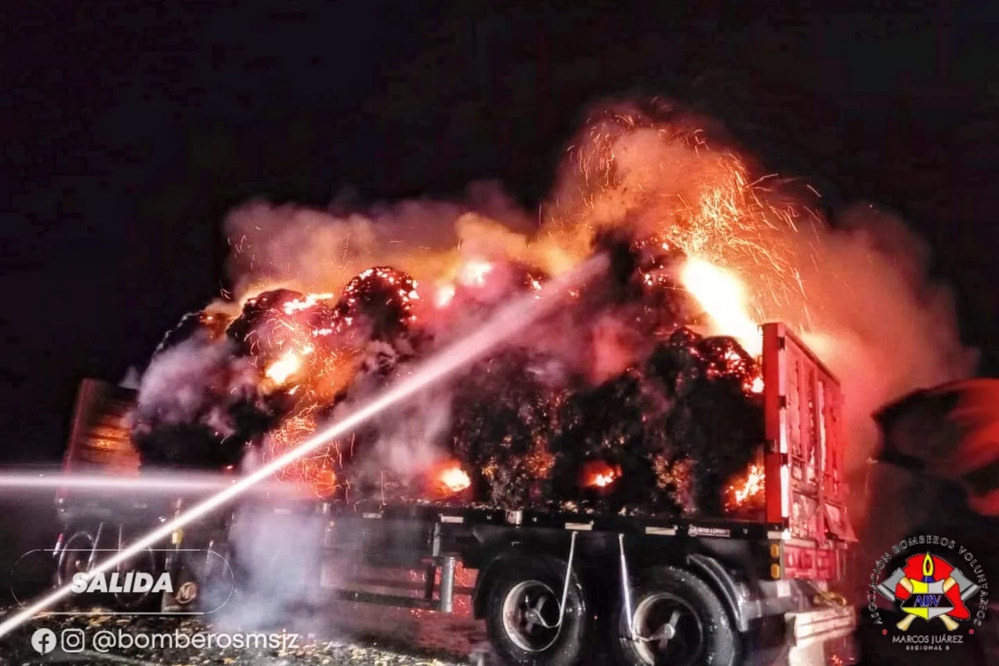 Incendio en el acoplado de un camión cargado de rollos sobre Ruta 12 en el kilómetro 46