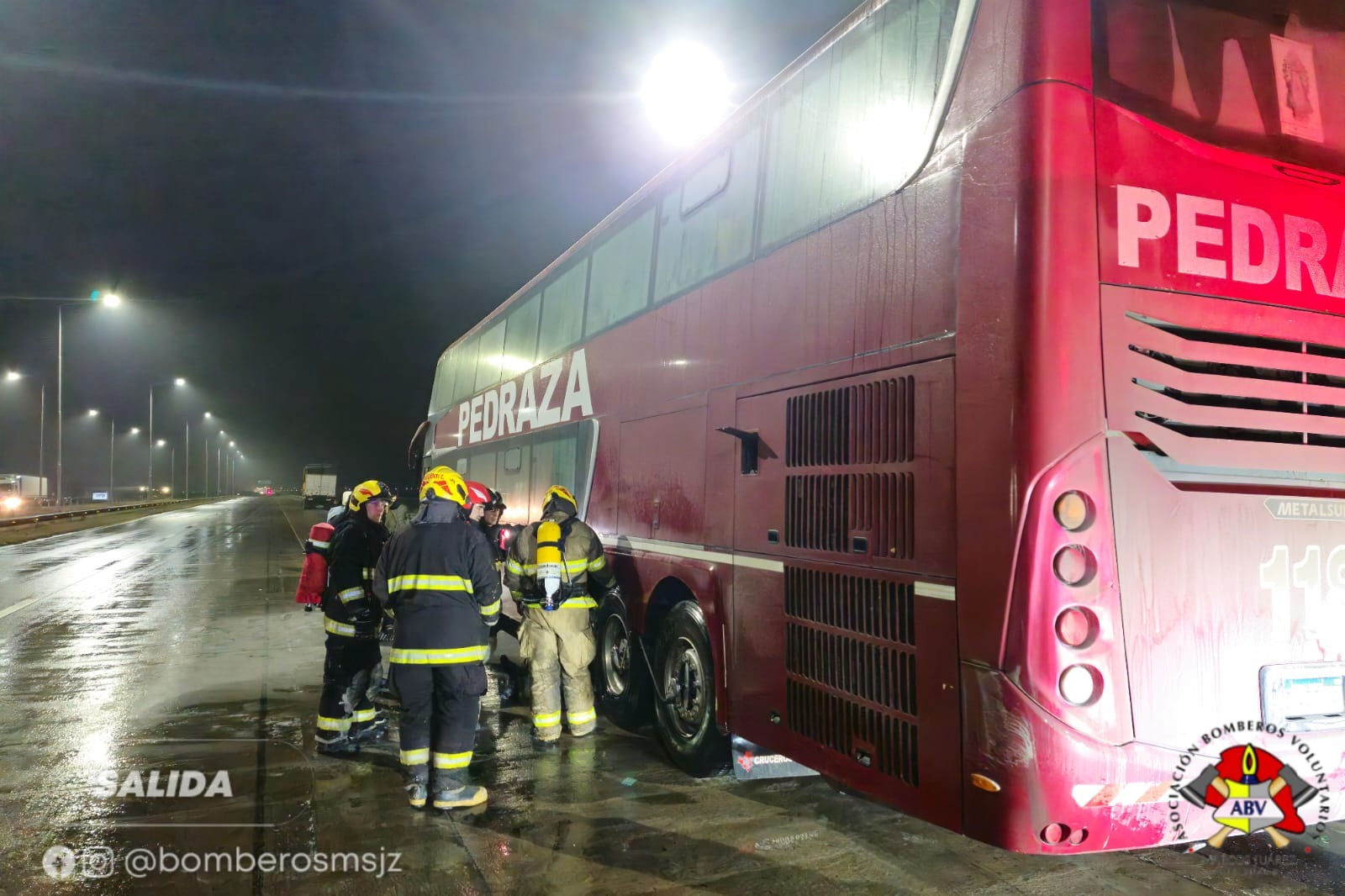 Incendio de colectivo sobre la bajada en la autopista