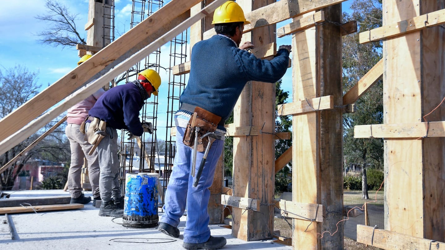 Recesión: hay casi 15% menos de trabajadores registrados y subió 45% la asistencia por desempleo