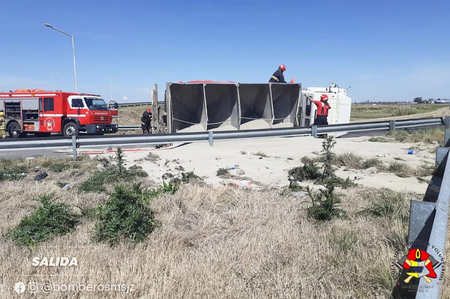 Accidente en solitario de un camión con fertilizantes en el acceso a la Autopista por el puente de Bertotto Boglione