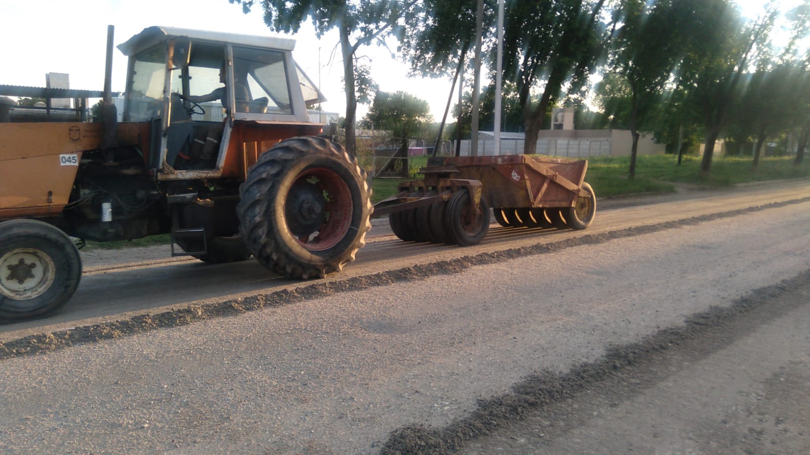 Las motoniveladoras trabajan en calles Quintana, Ecuador y Venezuela, del barrio Sur, y Lapacho, Libertad y Hernández, en Villa Argentina