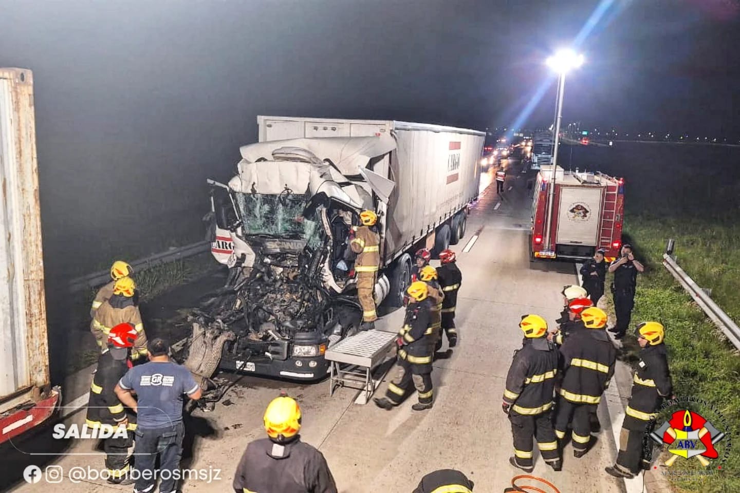 En la Autopista kilómetro 433 los Bomberos fueron convocados  por una colisión entre dos camiones de carga por alcance