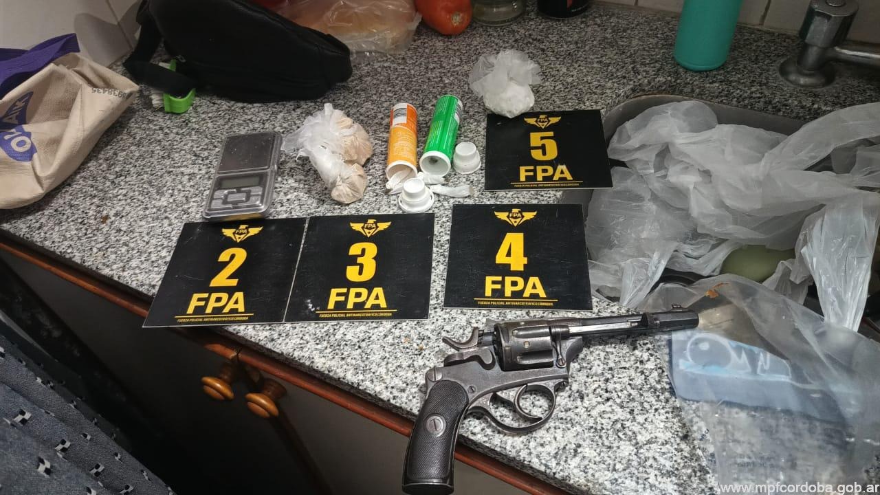 Villa María: FPA realizó nueve allanamientos e incautó cocaína, marihuana, pasta base y un arma de fuego 