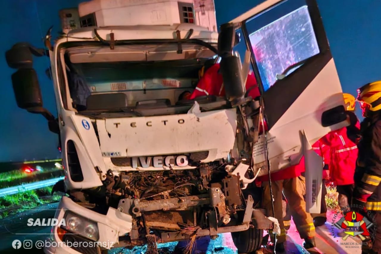 Un conductor quedó atrapado en el habitáculo tras la colisión entre dos camiones