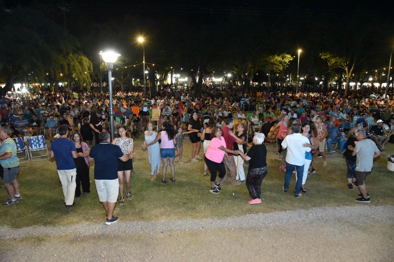 Más de 5.000 personas disfrutaron de la noche inaugural de verano en el Anfiteatro
