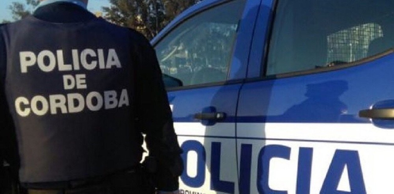 Un hombre incitaba a pelear en un baile, agredió a golpes a varios policías y quedó detenido
