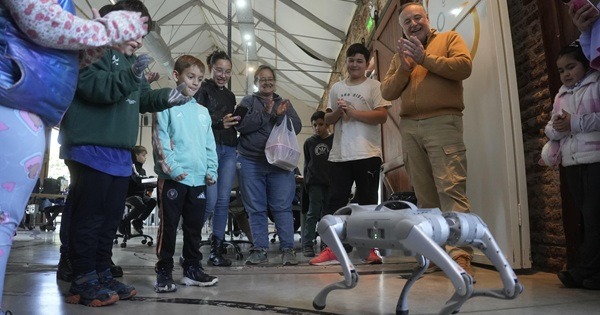 Lassiteca, el perro robot que ya sorprende en la Tecnoteca de Villa María