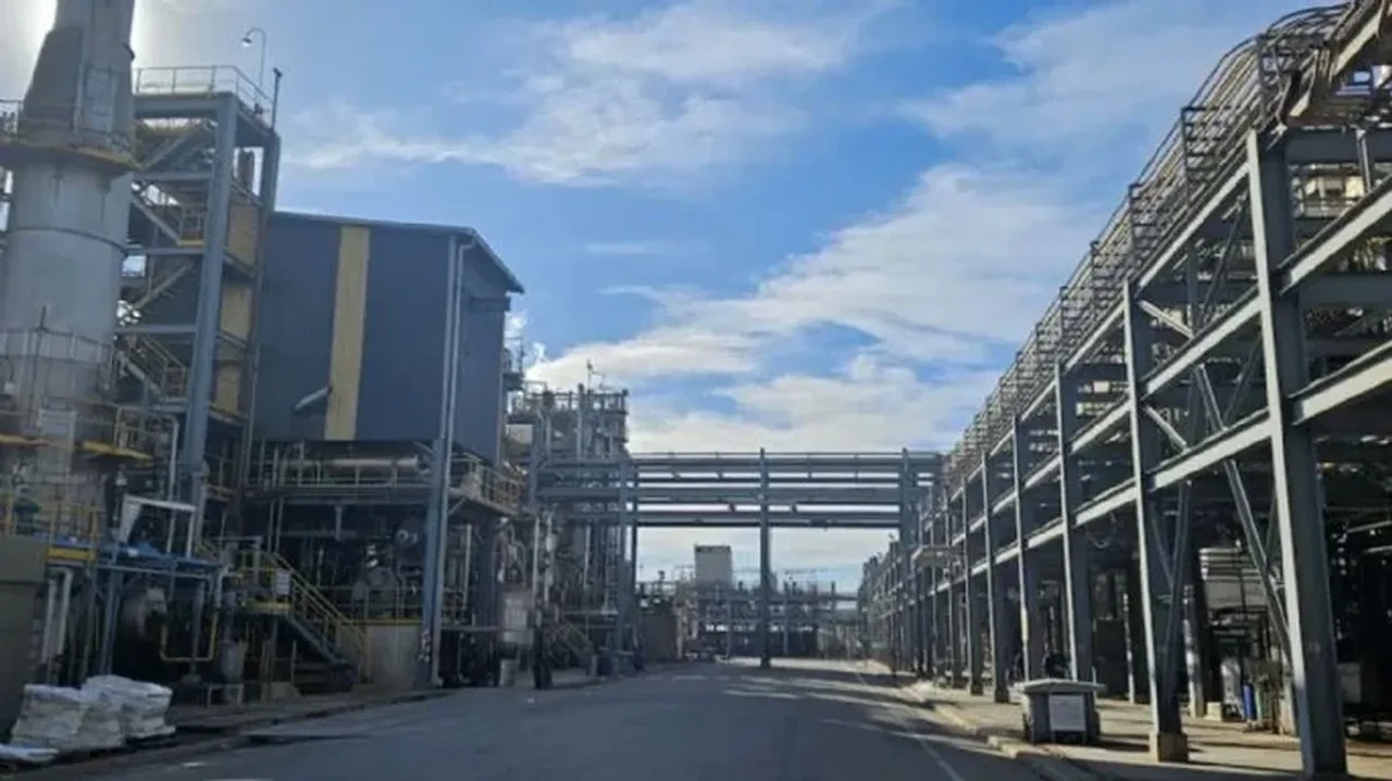 Tensión en Río Tercero: más de 120 despidos en la Petroquímica y toma de planta