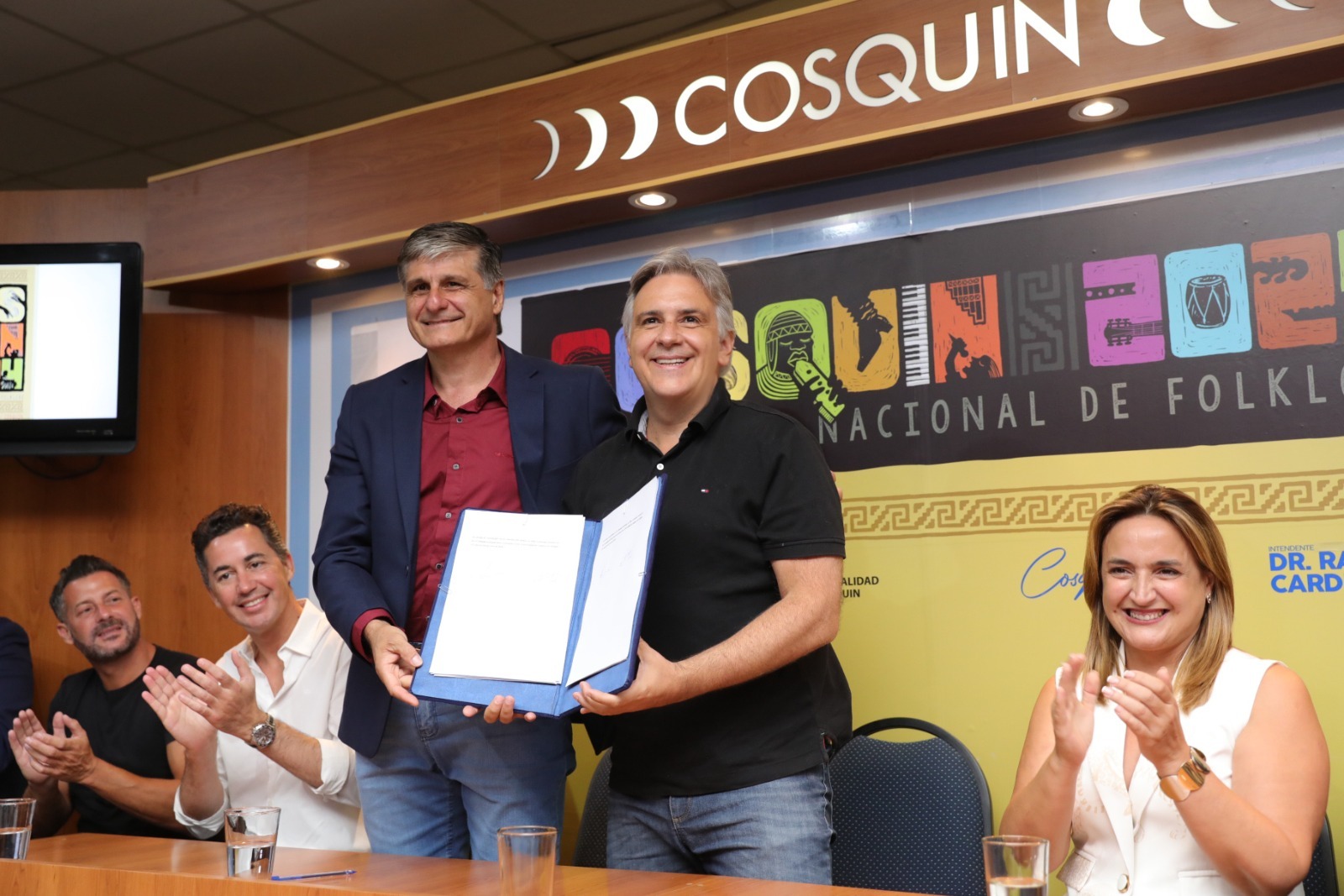 Cosquín: Llaryora anunció obras y entregó aportes al Festival Nacional de Folclore