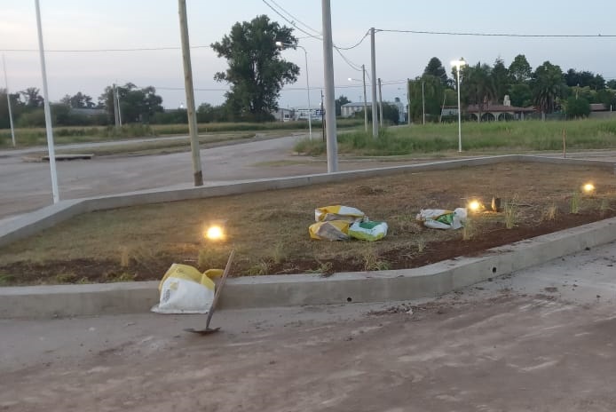 Comenzaron a trabajar con una motoniveladora en calle 25 de mayo y Los Constituyentes