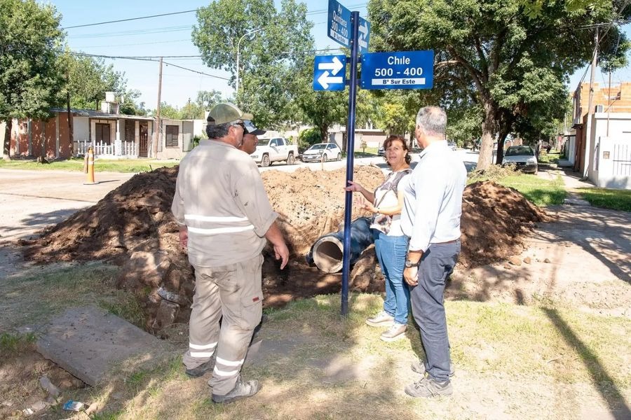 La motoniveladora realiza intervenciones en Villa El Panal y Villa Argentina