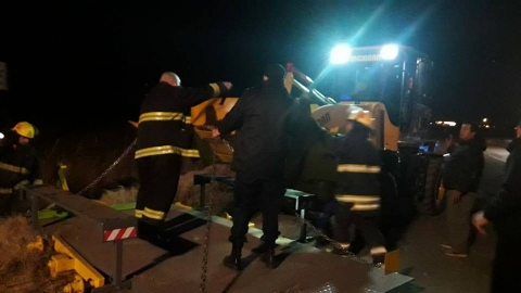 Tortugas: cayó implemento agrícola de un camión en la ruta 9