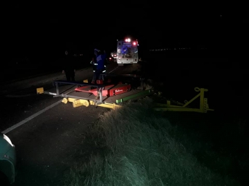 Tortugas: cayó implemento agrícola de un camión en la ruta 9