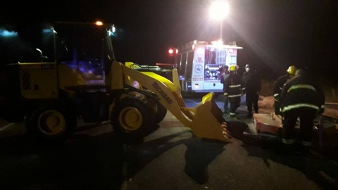 Tortugas: cayó implemento agrícola de un camión en la ruta 9