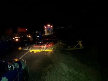 Tortugas: cayó implemento agrícola de un camión en la ruta 9