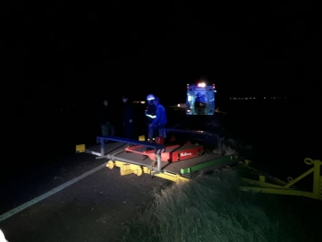 Tortugas: cayó implemento agrícola de un camión en la ruta 9