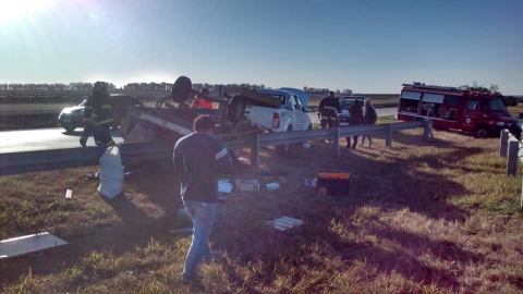 Gral Roca: volcó una camioneta con acoplado en autopista