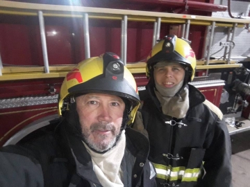 Bomberos Voluntarios de Marcos Juárez y Leones viajaron al incendio de la manicera que lleva una semana
