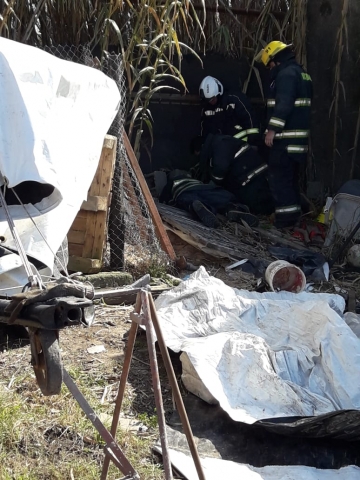 Armstrong: Bomberos rescató un cachorro que cayó a un pozo