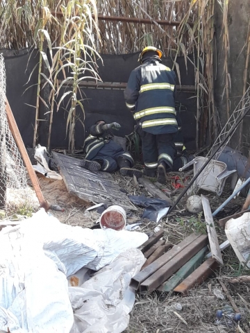 Armstrong: Bomberos rescató un cachorro que cayó a un pozo