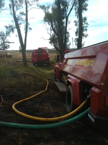 Bomberos Voluntarios de Marcos Juárez y Saira trabajaron por cinco horas en incendio rural