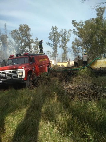 Bomberos Voluntarios de Marcos Juárez y Saira trabajaron por cinco horas en incendio rural