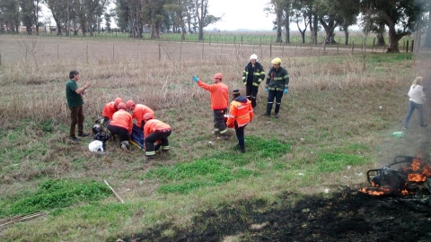 Gral Roca: un joven cayó de su moto, se incendió bomberos trabajó para apagar el incendio de la banquina
