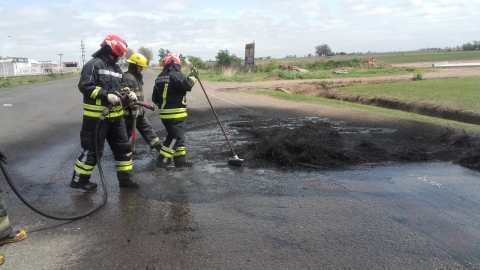 Bomberos trabajaron para dejar limpia la ruta tras las protestas