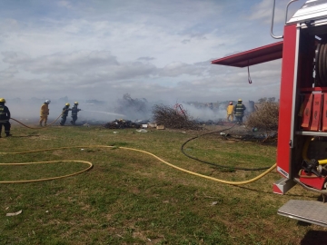 Bomberos trabajó en un incendio en los piletones de cloacas municipal