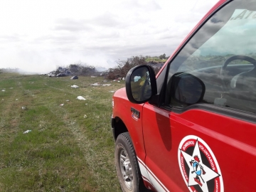 Bomberos trabajó en un incendio en los piletones de cloacas municipal