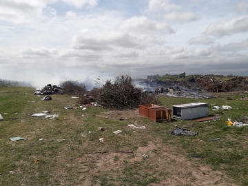 Bomberos trabajó en un incendio en los piletones de cloacas municipal