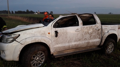Tumbó en la ruta, el conductor dejó la camioneta y fue al hospital