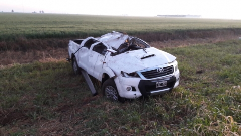 Tumbó en la ruta, el conductor dejó la camioneta y fue al hospital