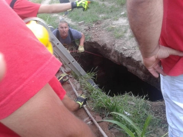 Gral Roca: bomberos rescataron a un caballo que cayó a un pozo