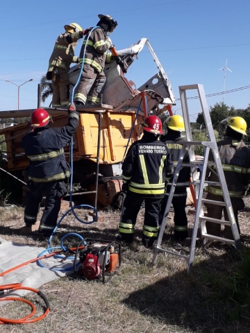 Bomberos de Armstrong campeones del desafío de habilidades en Gálvez