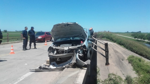 Despistó, quedo al borde de la baranda del puente 
