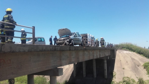 Despistó, quedo al borde de la baranda del puente 