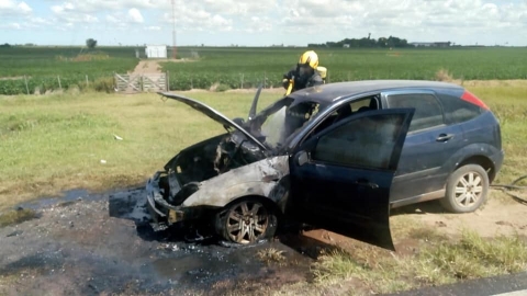 Incendio de automóvil en la autopista con entrada a Marcos Juárez

