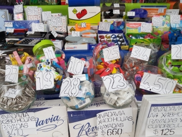 Útiles escolares: la familia compró distinto este año en Tienda Los Amigos 
