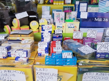 Útiles escolares: la familia compró distinto este año en Tienda Los Amigos 