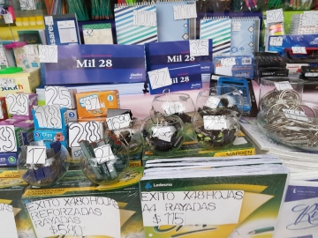 Útiles escolares: la familia compró distinto este año en Tienda Los Amigos 