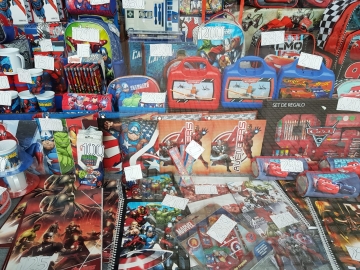 Útiles escolares: la familia compró distinto este año en Tienda Los Amigos 