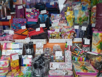 Útiles escolares: la familia compró distinto este año en Tienda Los Amigos 